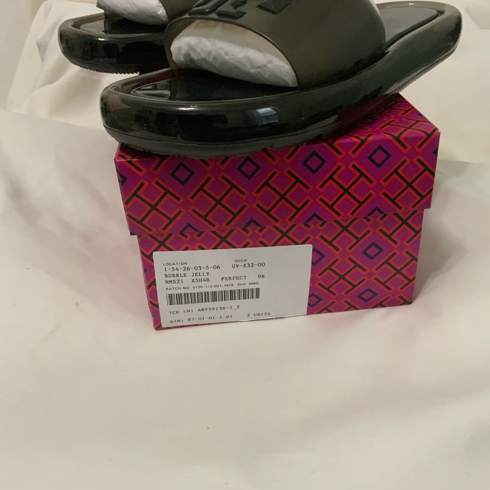 Most Wanted Tory Burch Jelly Slippers—Stylish, Comfortable, and Perfect for You!